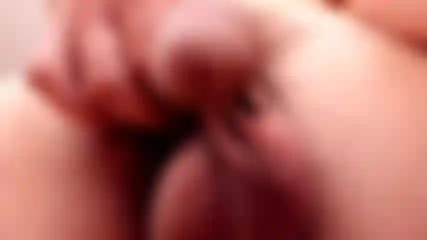 Je mets mes couilles et ma bite sur ton visage et je les frotte. Qu'est-ce que ça te fait ressentir ?