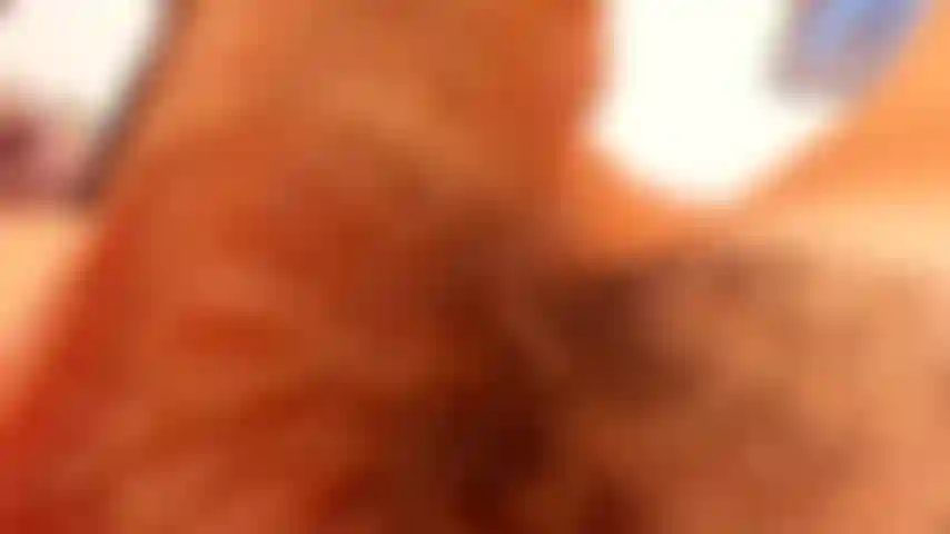 Gros plan sur une bite, des couilles et des pieds. Me masturbe pendant que je mets mes pieds dans ta bouche.