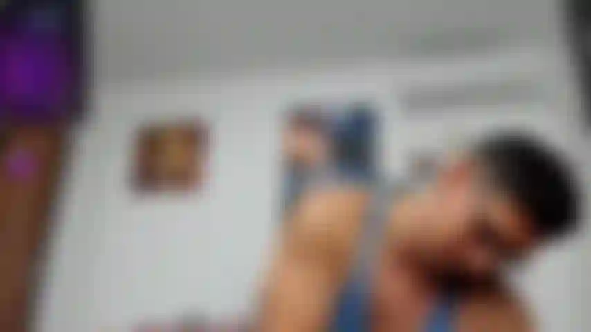 Je dessine des visages souriants sur mes orteils – une partie taquine.