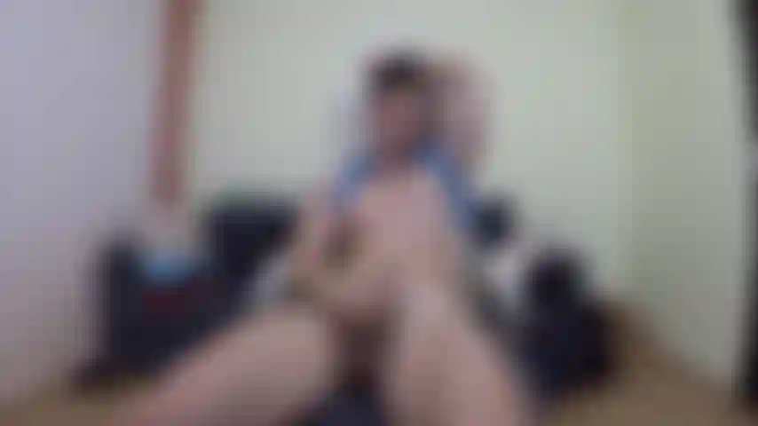 Je me branle les jambes écartées.