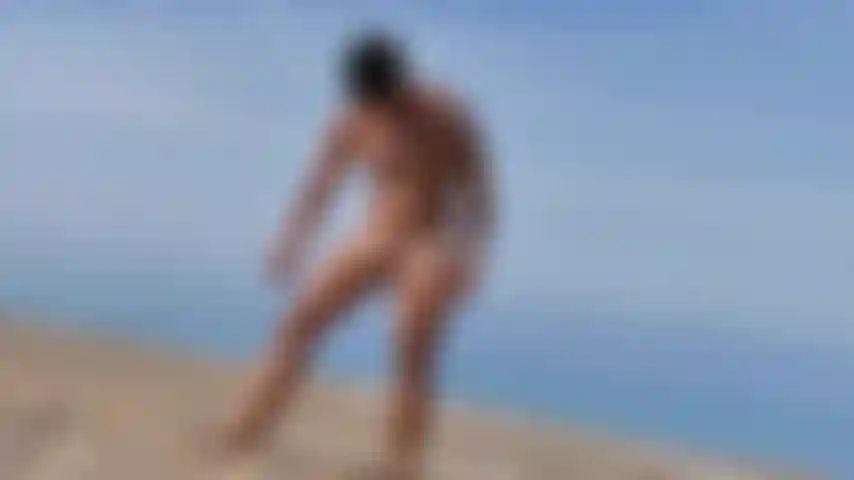 C'est tellement agréable de toucher mon corps avec de la crème solaire à la plage pendant que d'autres personnes regardent et se masturbent.