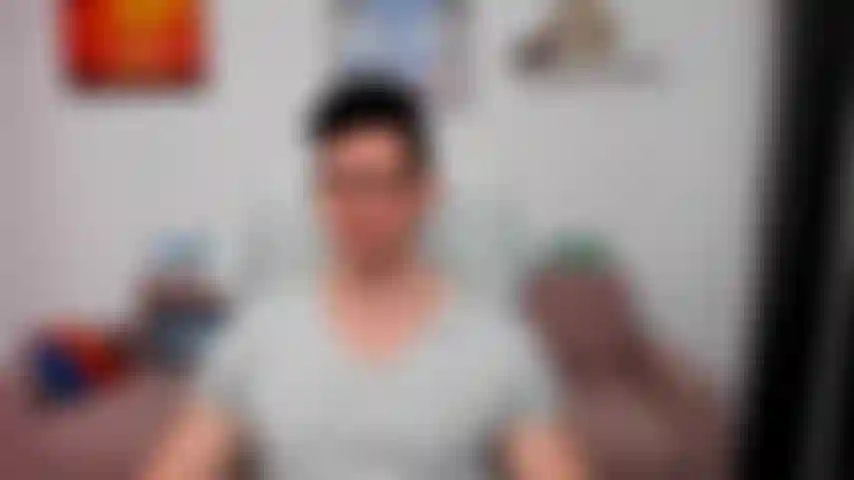 Domination verbale (anglais et roumain).