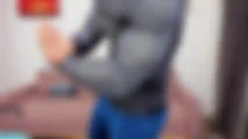 Fléchissant dans des vêtements serrés puis me masturbant nu sur le canapé.