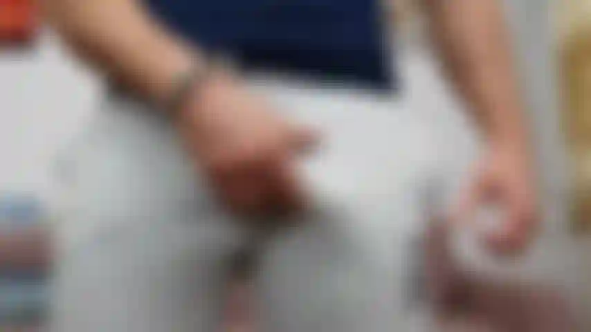 Adoration de bulge avec des pantalons de survêtement, domination.