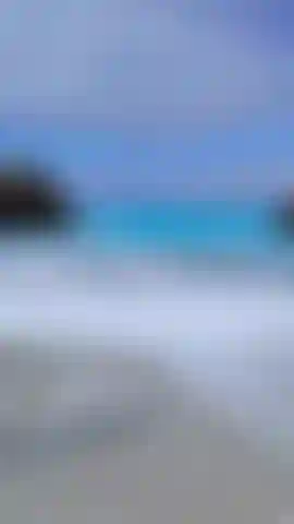 Profitant des vagues nu :).