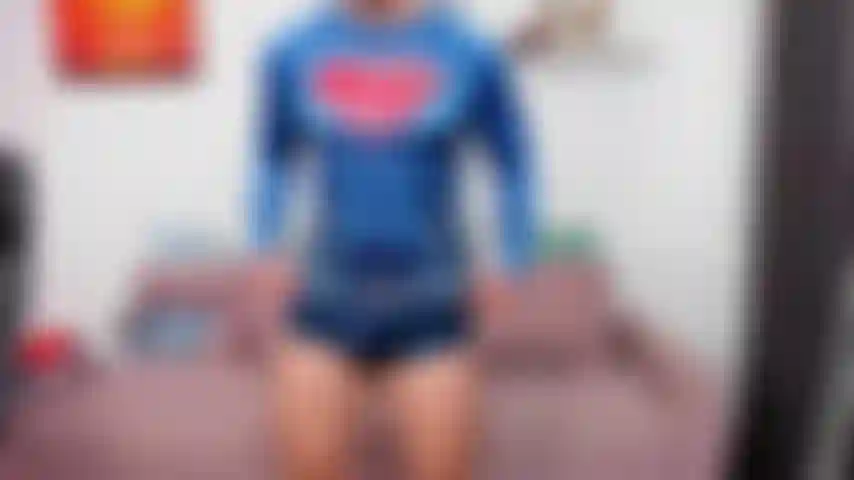 Les pectoraux et les mamelons jouent après avoir retiré ma chemise de superman.