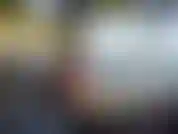 Été 2019 sur une plage rocheuse à l'ombre, me lavant.