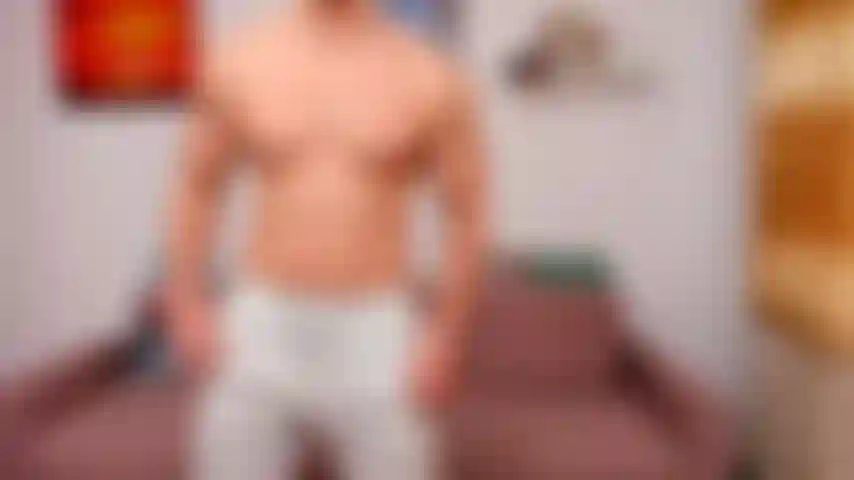 Domination verbale, rendant ce mec faible en présence de mes pieds, de mon renflement et de mes aisselles.