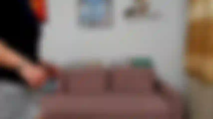 Me masturbe et tire une charge sur mes poils pubiens.