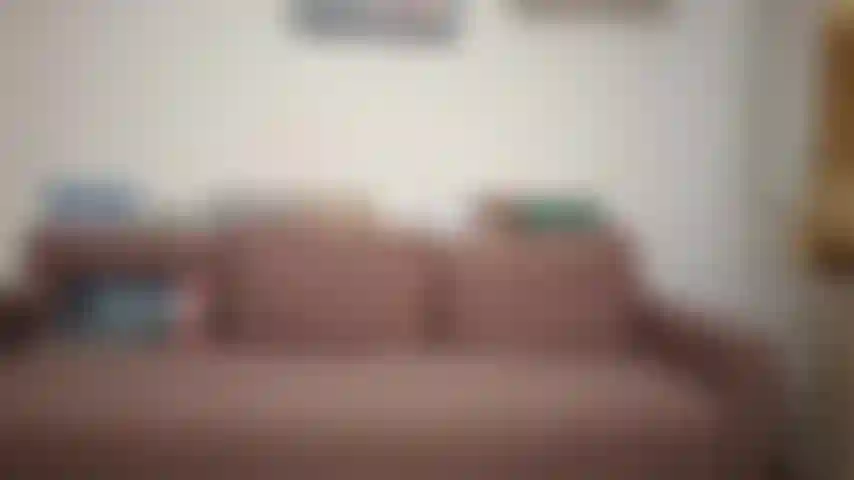 Headstand avec des leggings blancs.