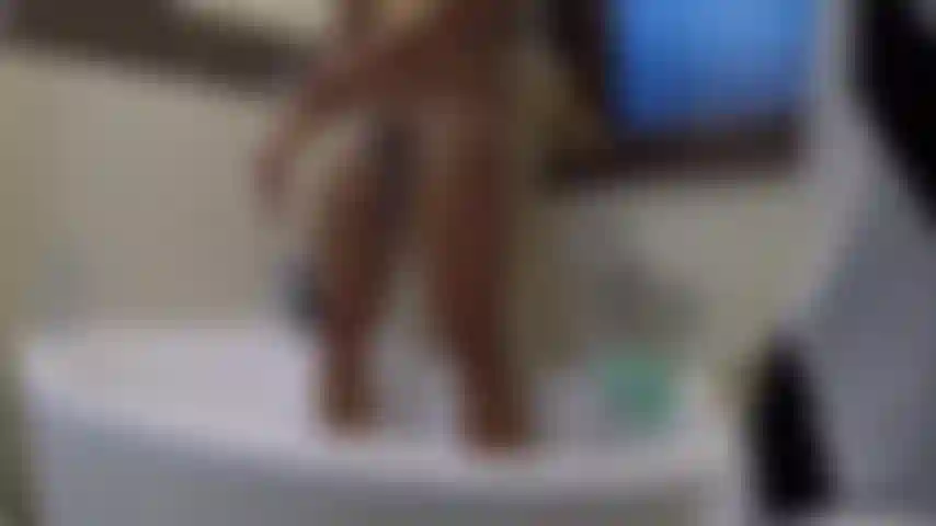 Je lave mon corps après être entré sous la douche.