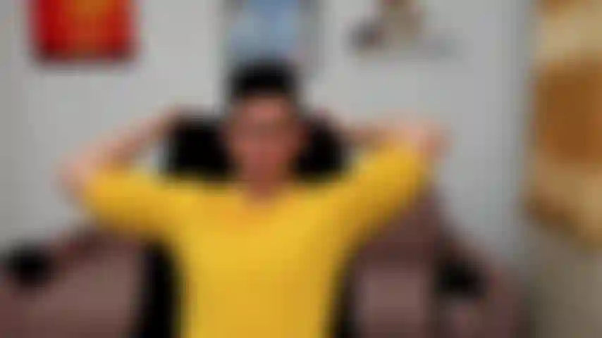 J'éternue devant la caméra. Un de mes clients adore ça !