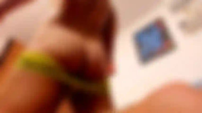 Tu regardes mon cul pendant que je me masturbe. Tu aimes tellement cette vue, tu peux voir ma bite, mon cul, mes jambes, mes couilles. C'est comme ça que tu aimes me voir jouir.