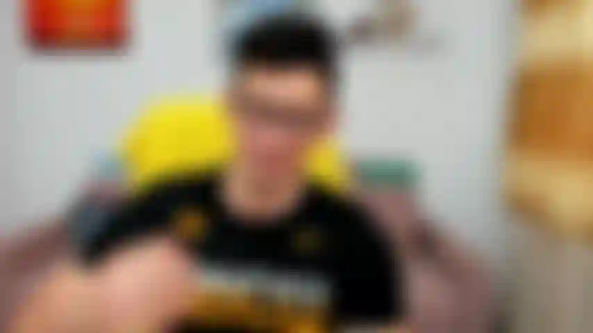 Joue un rôle avec un ami à propos de nous deux en train de baiser une fille pendant que son mari nous regarde.