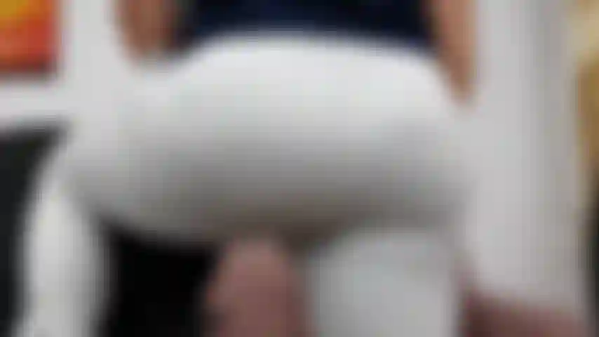 Exhibant mon cul en pantalon de survêtement, bavardage, domination.