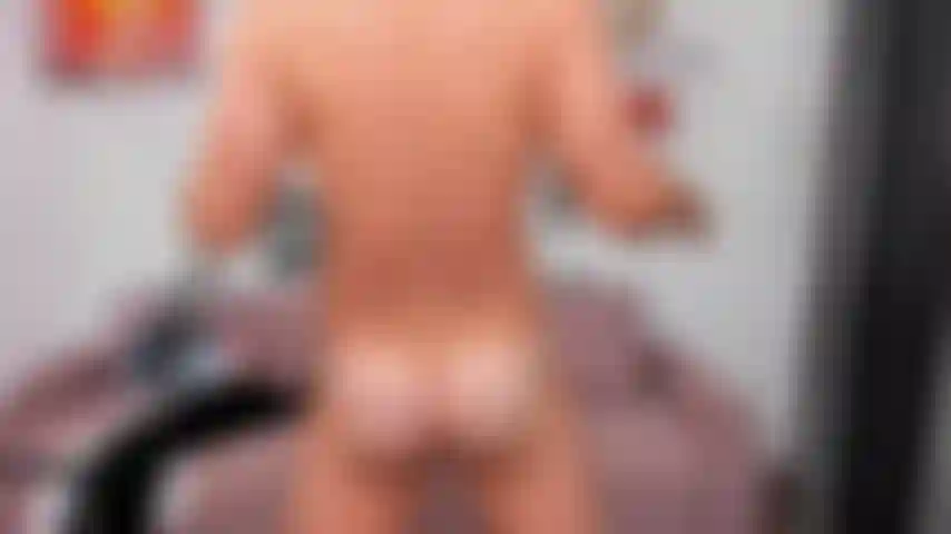 Mi-homme, mi-démon, me masturbant le soir d'halloween.