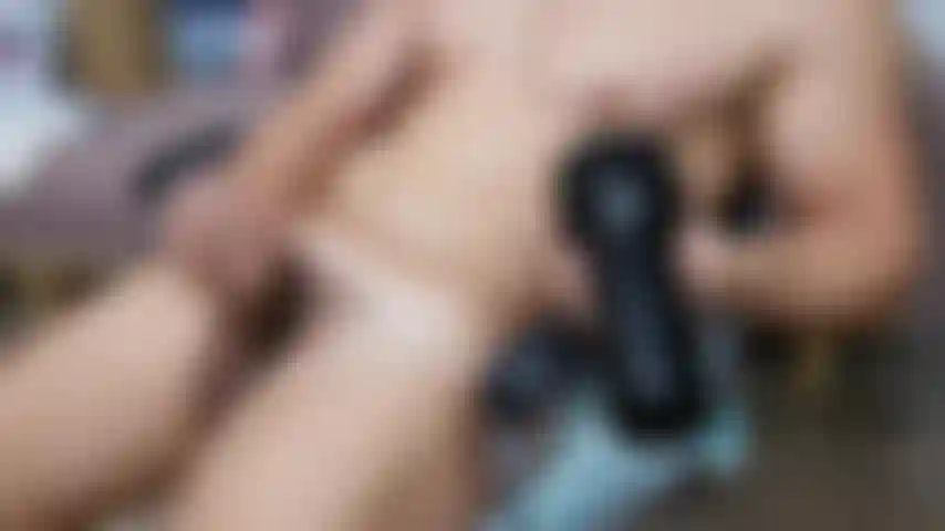 Et le résultat de caresser avec le kiiroo stroker... Regarde cette bite qui dégouline.