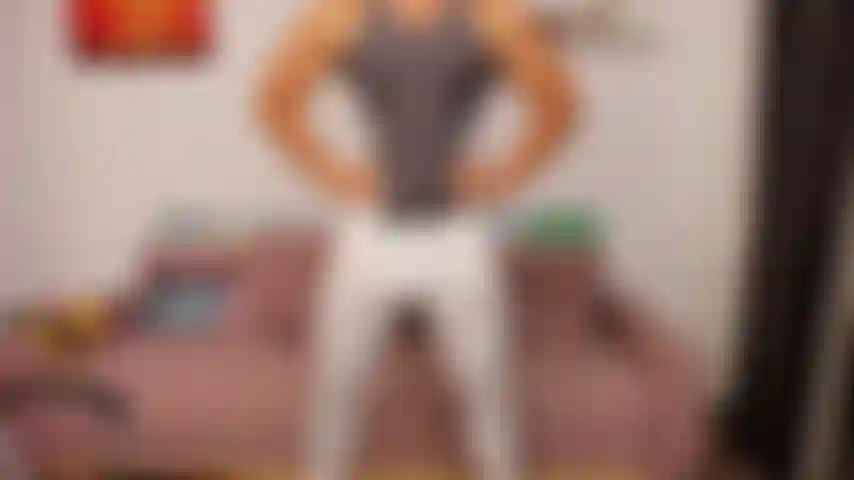 Huiler mon corps, faire briller mes muscles puis me masturber et tirer une charge !