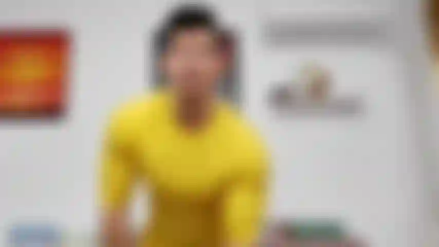 Humiliant un homme faible qui ne mérite pas de me regarder !