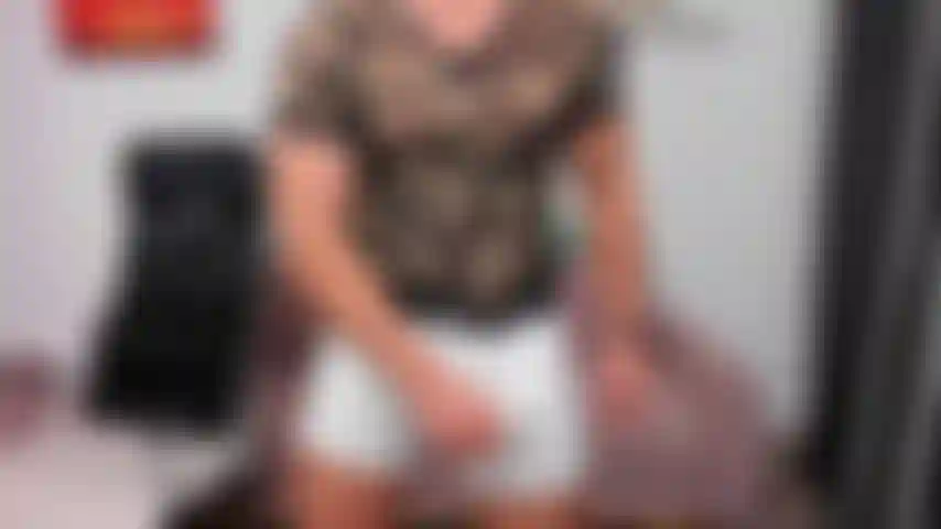 Me masturbe sur le canapé avec mes plaques d'identité et mes lunettes.