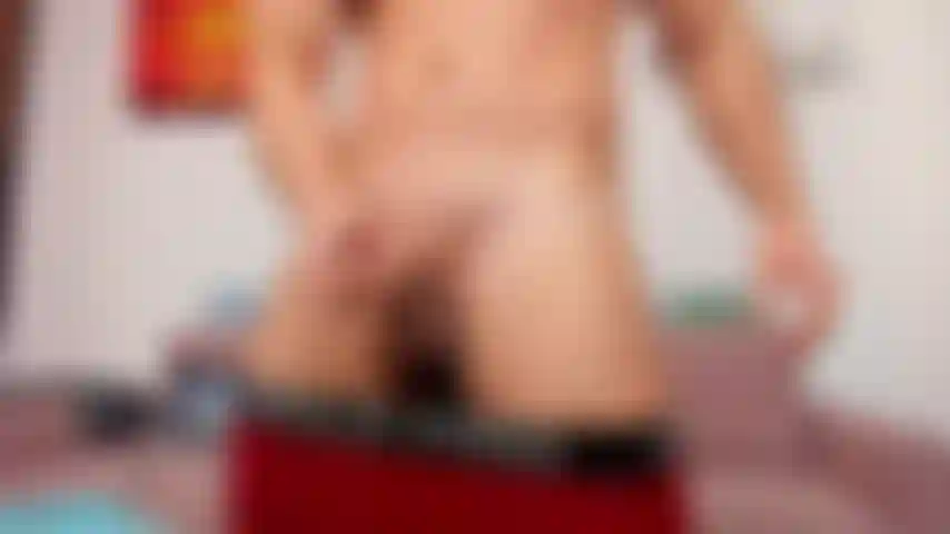 J'ai baissé mon pantalon de compression rouge et j'ai commencé à me masturber.