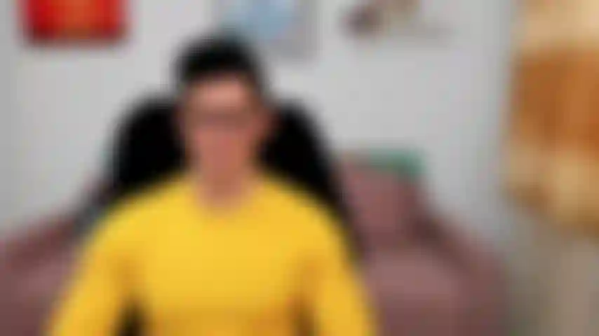 Montrant mon cul en levrette et sur le dos sur le canapé.