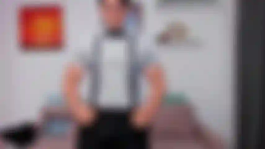 Vêtu d'un smoking, avec un nœud papillon et des bretelles, tout en te parlant salement.