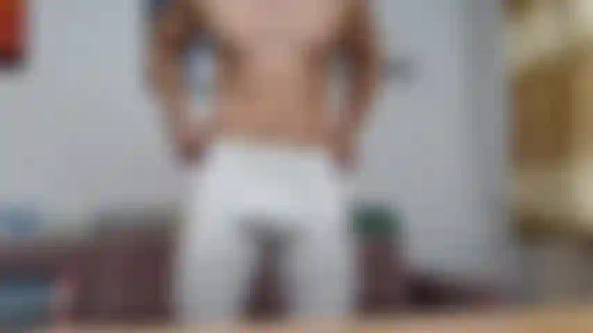 Exhibant mon renflement et mon cul dans mes leggings blancs.