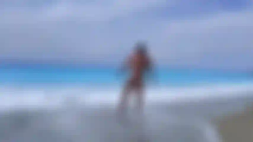 Je me plie nu sur l'une des plus belles plages de tous les temps.