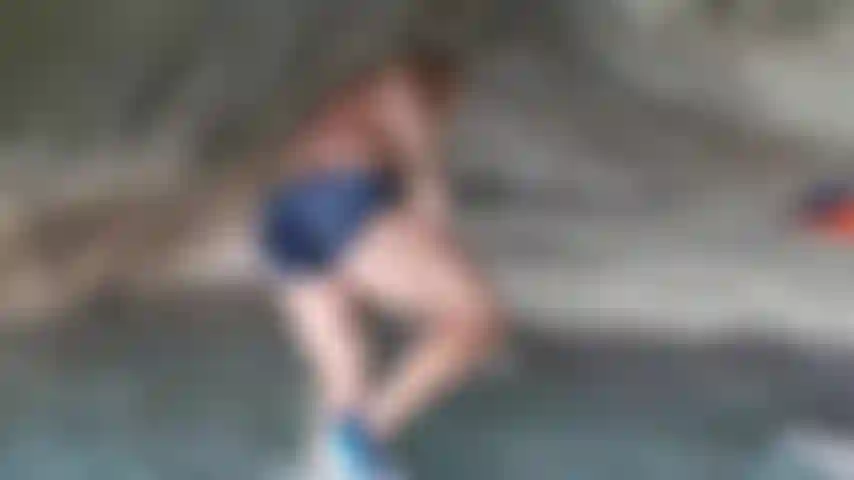 Je me mets nu dans cette grotte et je lave mes sous-vêtements.