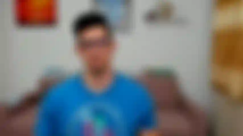 Je joue avec mon renflement puis j'enlève lentement mon short pour révéler cette grosse bite.