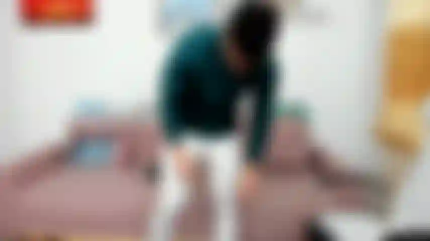 Je m'exhibe dans ma paire de leggings nikepro préférée avec un débardeur, léchant mes biceps, révélant mes aisselles.