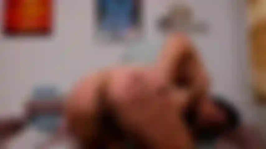 Je me fais baiser sur ma chaise.