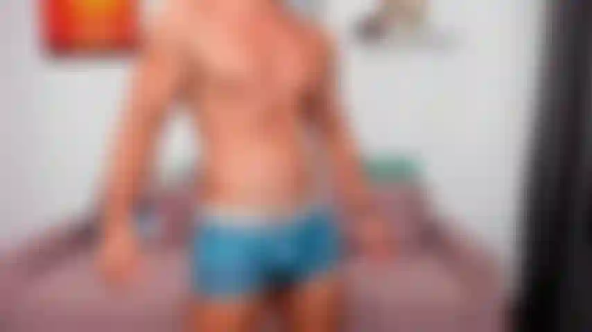 Flexing avec un joli bronzage sur ma peau.