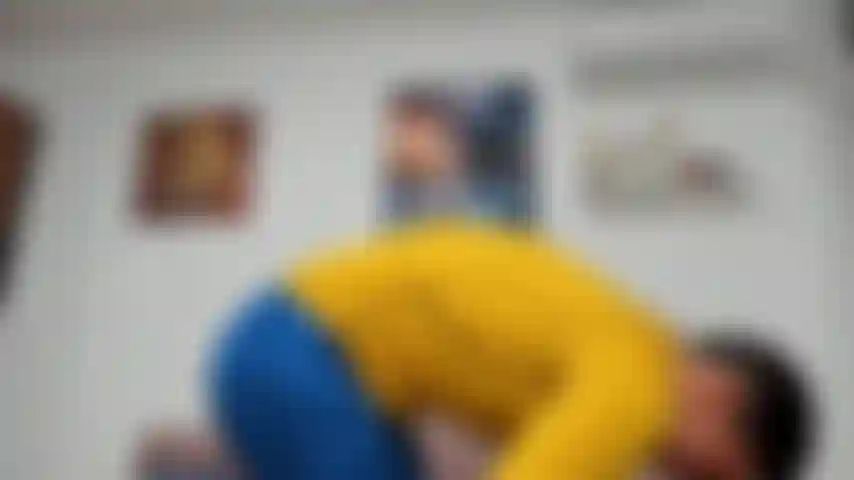 Je me suis cogné accidentellement le visage de quelqu'un dans les vestiaires. Je pensais qu'il allait se fâcher, mais... Surprise :d.