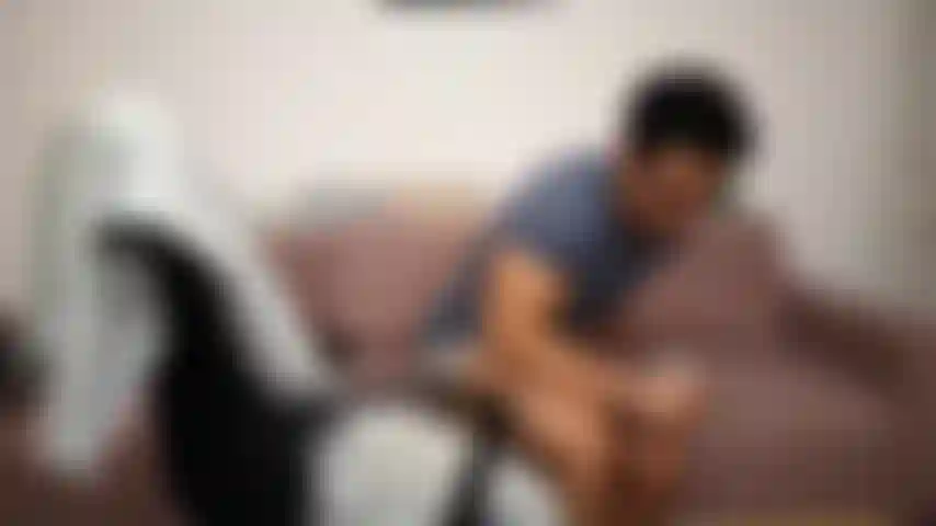 Je fume et je montre mes pieds.