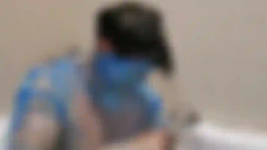 Je prends une douche pour laver la peinture corporelle de mon corps.