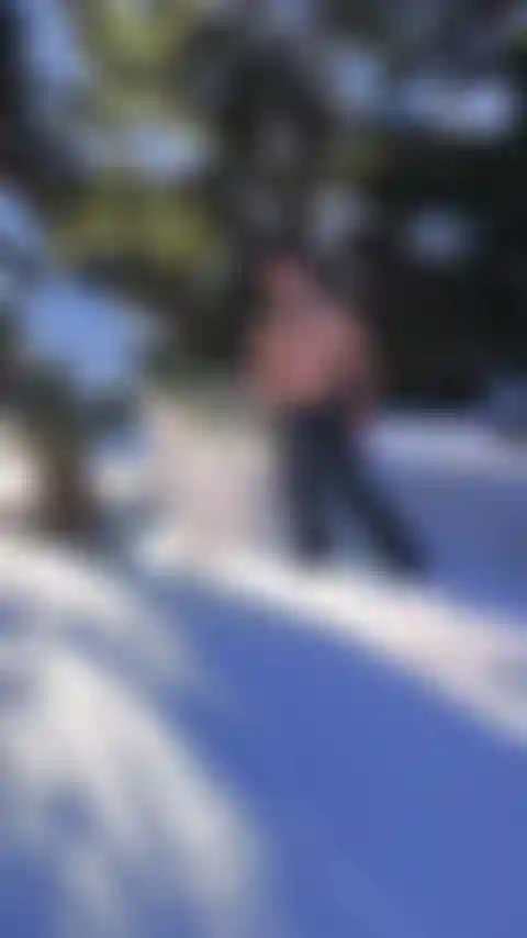 Je m'amuse seins nus dans la neige.