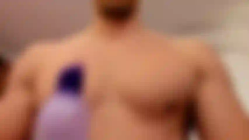 Huiler mes pectoraux pour toi.