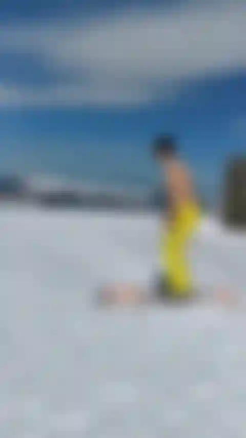 Essayant de skier au sommet de la montagne.