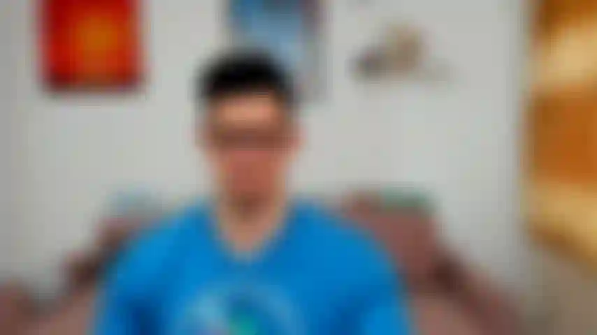 Je m'exhibe en daisy dukes puis je me masturbe la bite.