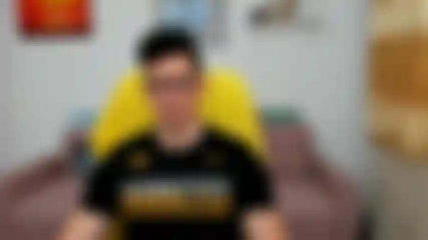 Émission enregistrée - modélisant des sous-vêtements.