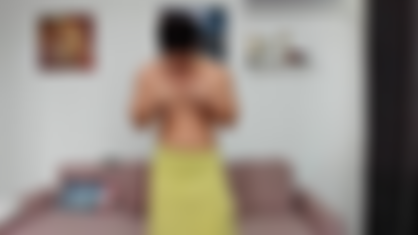 Le bodybuilder top gun laisse tomber une serviette sur scène et révèle son petit pénis, se faisant embarrasser et humilier.