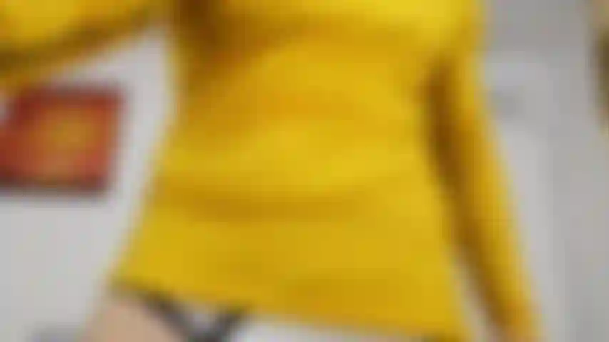 Bulge joue, obtenant ma bite bien dure dans un slip serré.