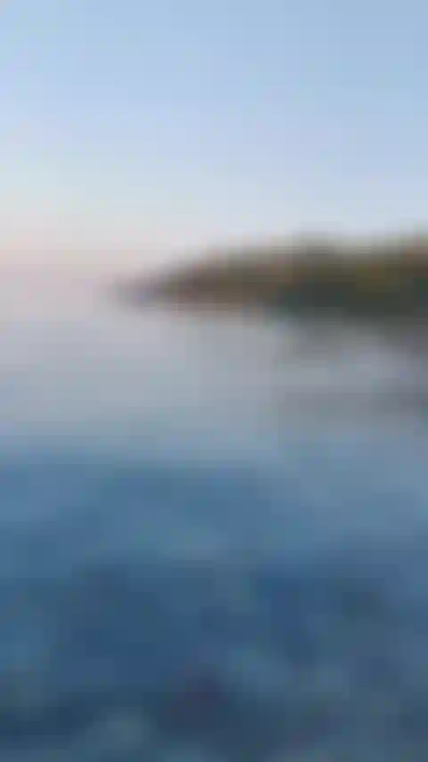 Vous êtes assis sur une plage et votre super héros préféré apparaît. Que fais-tu ?