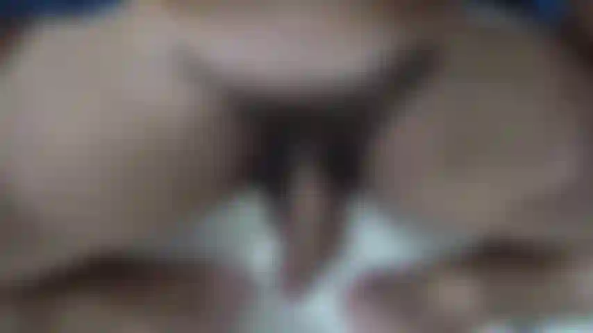 Je coupe mes poils pubiens pour les préparer au rasage.