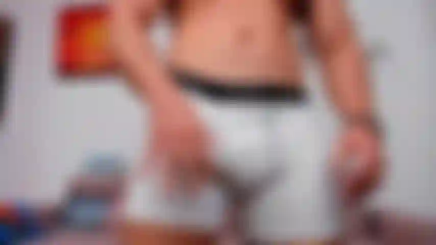 Je deviens dur avec des shorts blancs serrés. Alerte gros renflement !!!