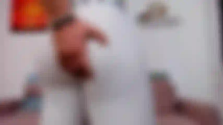 Montrant mon cul et mon renflement dans mon short de compression tout en vous disant où renifler.