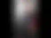 Des boucles de biceps dans le gymnase.