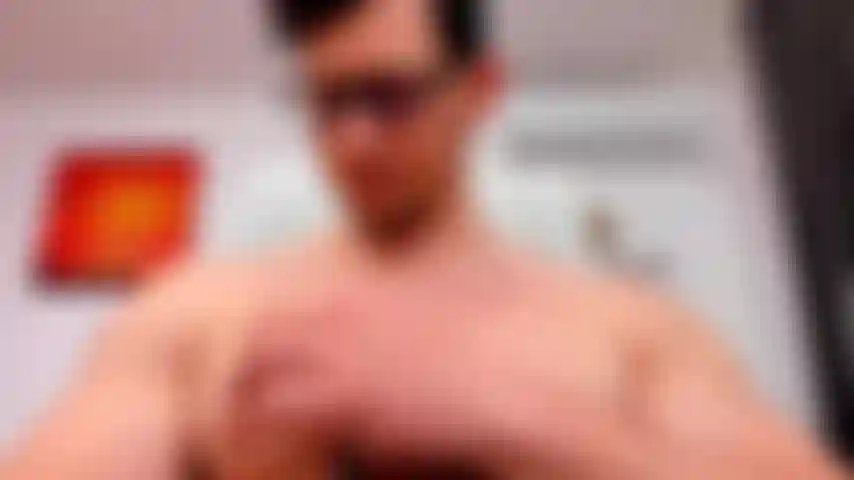 Jouant avec mes pectoraux d'une manière très arrogante.